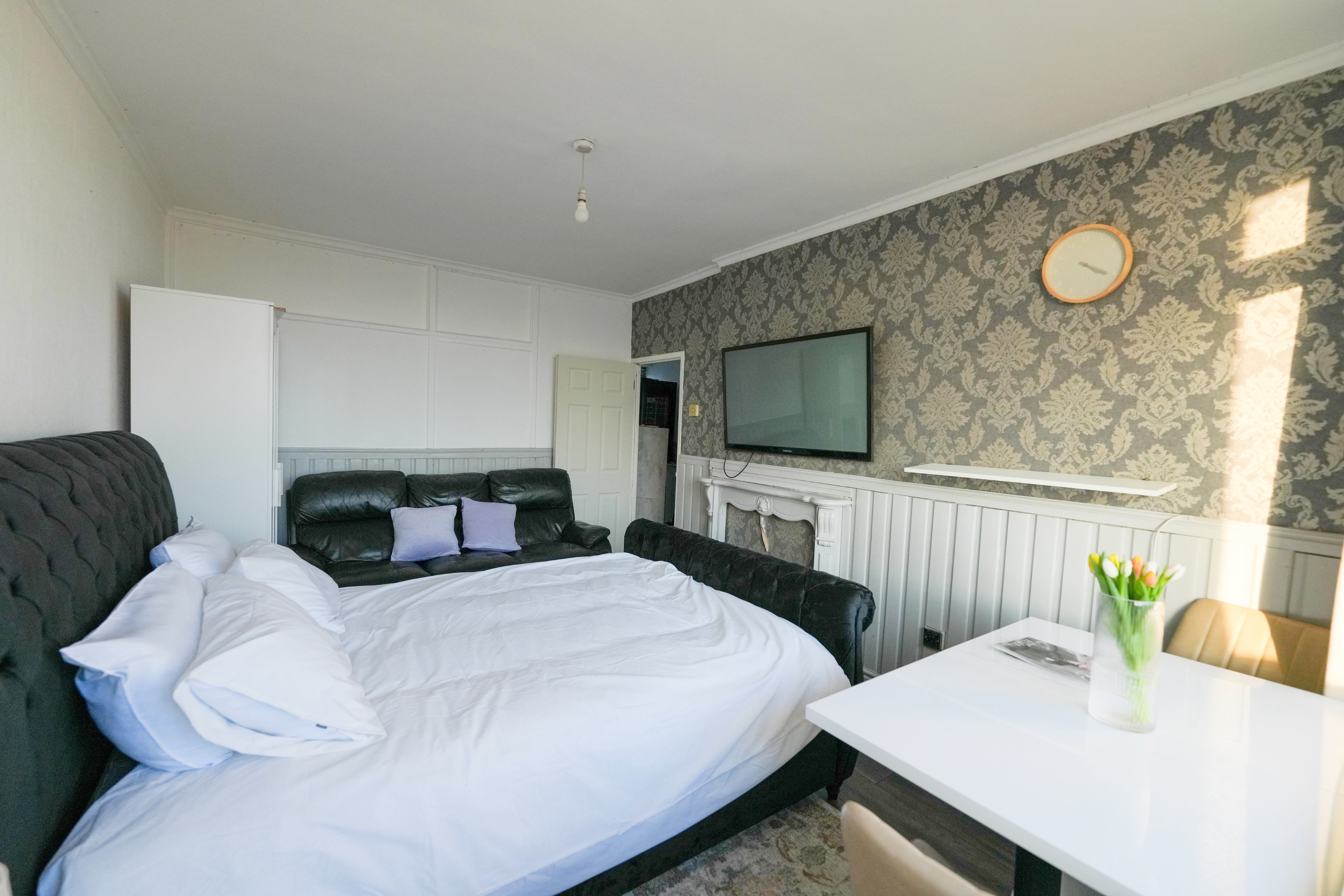 Large Room with private Balcony with Shard View